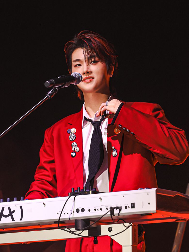 밴드 엑스디너리 히어로즈가 5일 서울 송파구 올림픽공원 올림픽홀에서 새 월드투어 '뷰티풀 마인드'의 서울 공연을 열었다. 멤버 정수. JYP엔터테인먼트 제공.