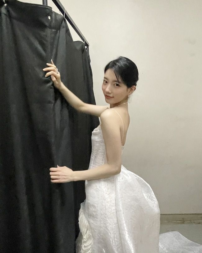 가수 겸 배우 수지.  사진 =  매니지먼트 숲 공식 SNS 계정