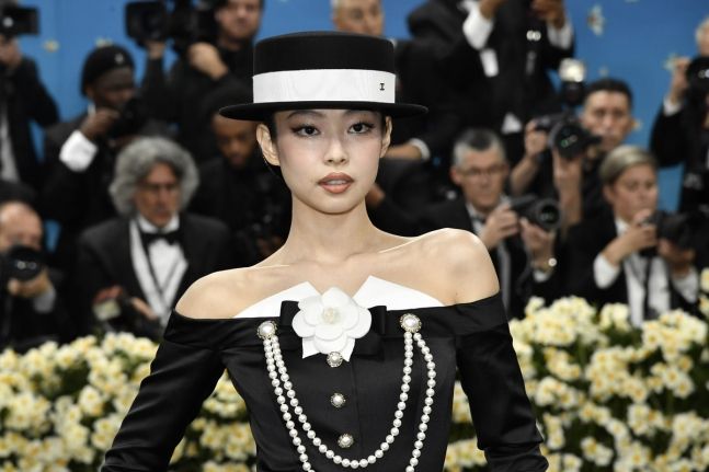 블랙핑크 제니가 5일(현지시간) 미국 뉴욕의 메트로폴리탄 미술관 의상 연구소 전시회 개막 기념 자선 갈라(멧 갈라)에 참석해 포즈를 취하고 있다. AP/뉴시스.