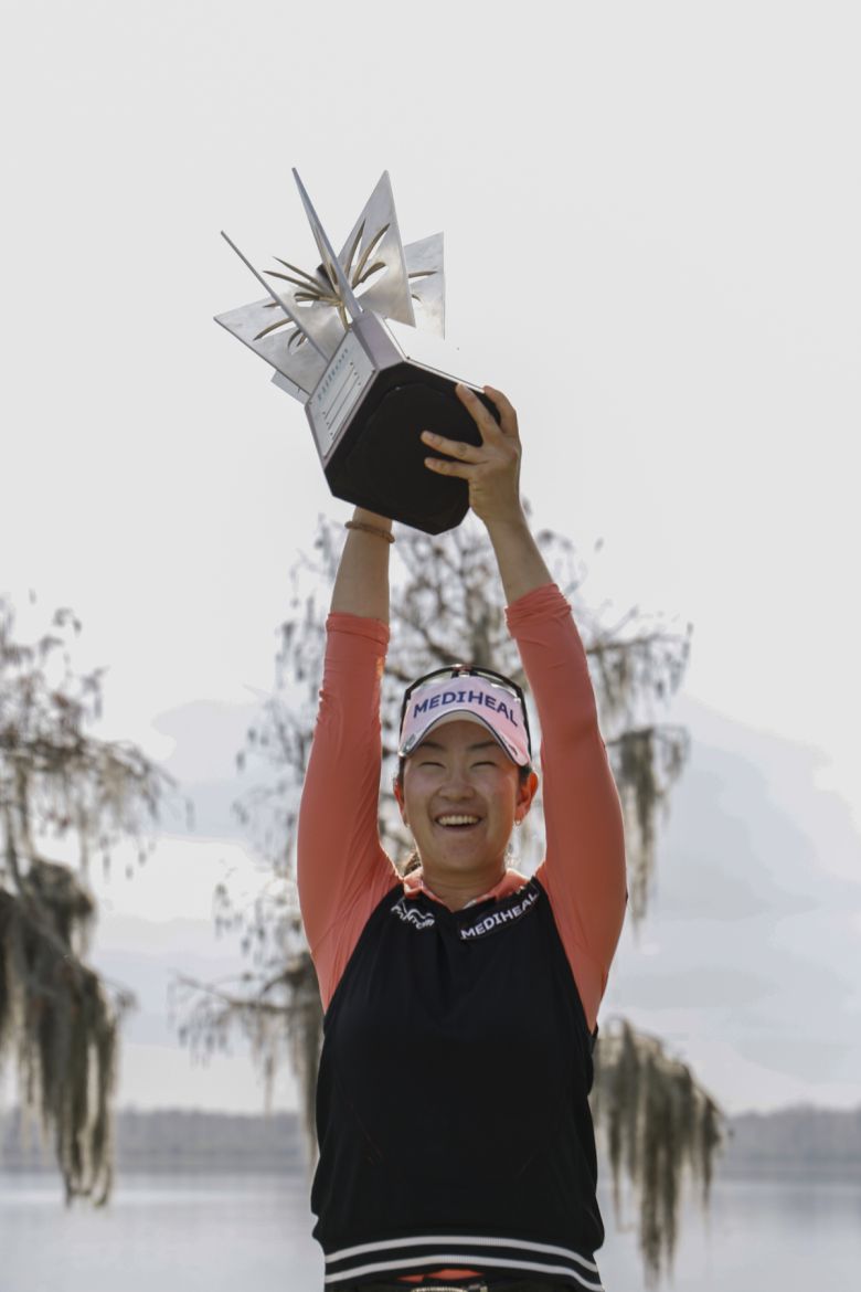 김아림이 지난 2월 열린 미국여자프로골프(LPGA) 투어 힐튼 그랜드 배케이션스 토너먼트 오브 챔피언스에서 우승을 차지한 후, 트로피를 들고 세리머니 하고 있다. 사진=AP/뉴시스