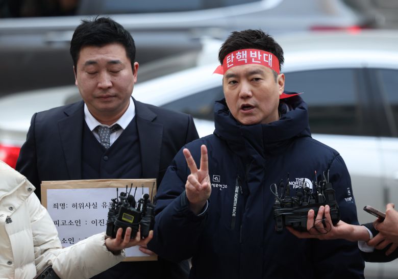 김세의 가로세로연구소 대표가 17일 오후 서울 종로구 서울경찰청 민원실 앞에서 故 김새론 유족 측 법률대리인 부지석 변호사와 함께 유튜버 이진호에 대한 고소장 접수 전 기자회견하고 있다.뉴시스 제공.
