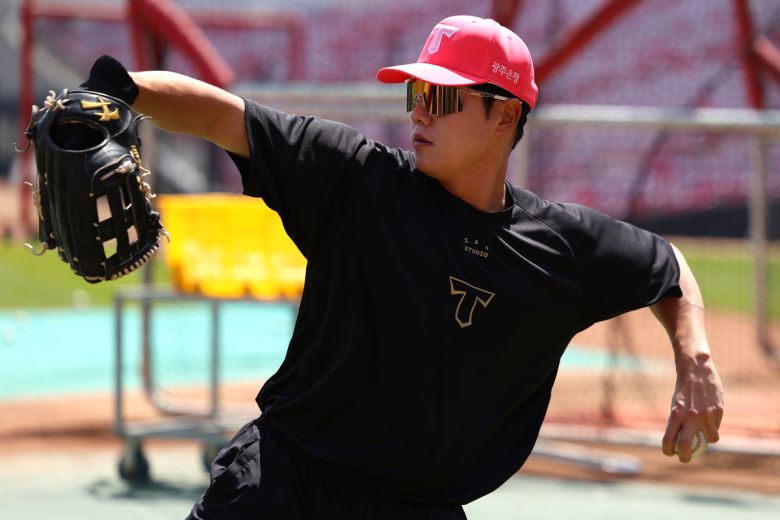 KIA 오선우가 경기 전 훈련에서 몸을 풀고 있다. 사진=KIA타이거즈 제공