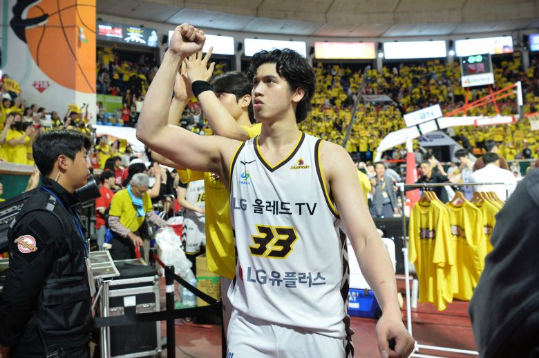 LG 칼타마요가 팬과 호흡하고 있다. 사진=KBL 제공