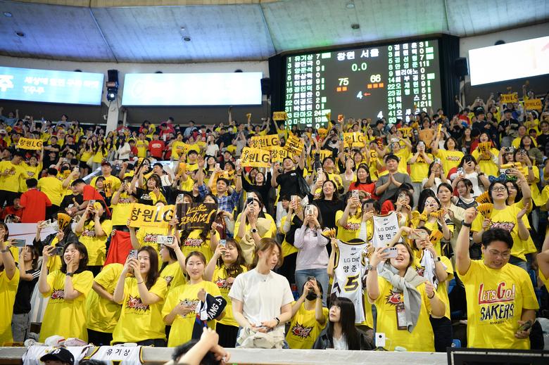 LG팬들이 노란색 티셔츠를 입고 응원하고 있다. 사진=KBL 제공