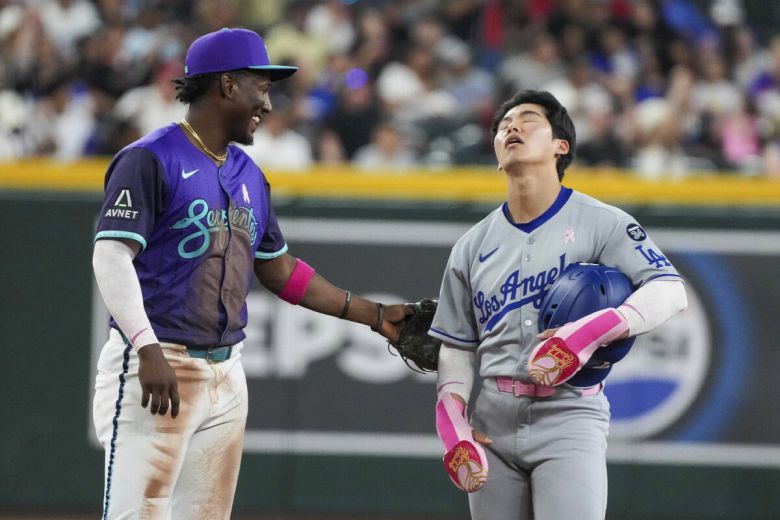 다저스의 김혜성이 12일 미국 애리조나주 피닉스의 체이스 필드에서 열린 2025 메이저리그 애리조나 다이아몬드백스와의 경기 6회 초, 중전 안타로 2루까지 진루했다가 비디오 판독 끝에 아웃 판정을 받고 아쉬워하고 있다. 사진=AP/뉴시스