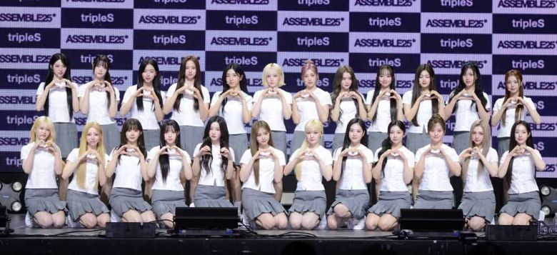 걸그룹 트리플에스(tripleS)가 12일 서울 용산구 블루스퀘어에서 열린 새 앨범 'ASSEMBLE25' 발매기념 쇼케이스에서 포즈를 취하고 있다.   트리플에스(tripleS)의 새 앨범 ‘ASSEMBLE25’의 타이틀곡 ‘깨어(Are You Alive)’는 희망과 절망 그 사이에서 불안한 삶을 살아가고 있는 이들에게 보내는 트리플에스만의 주제 의식을 담은 작품이다. 사진=김두홍 기자 kimdh@sportsworldi.com