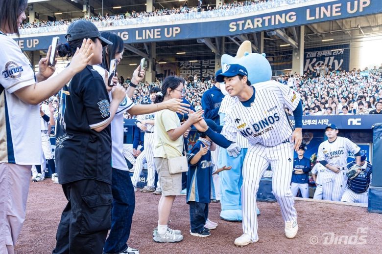 NC 김휘집이 지난시즌 창원NC파크에서 열린 홈경기에 앞서 팬들과 인사를 나누며 입장하고 있다. 사진=NC다이노스 제공