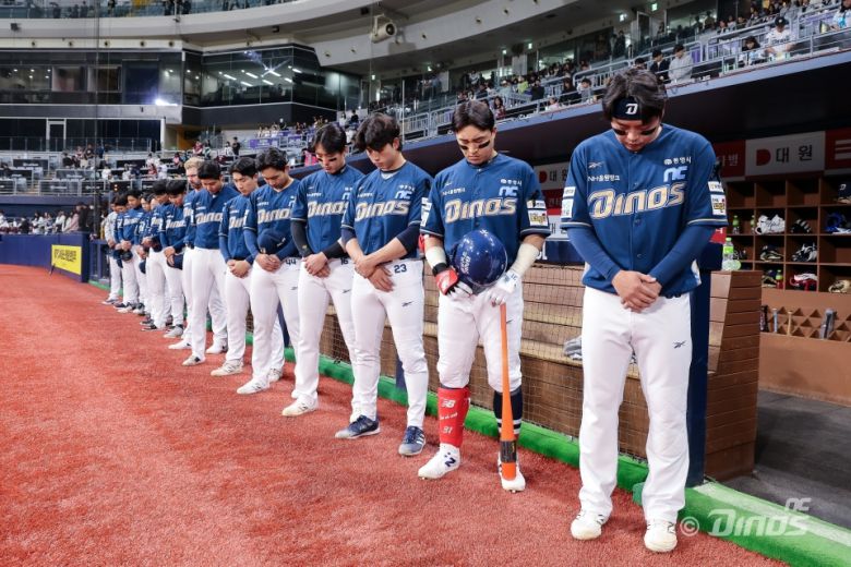 NC 선수단이 지난달 4일 고척 키움전에 앞서 창원NC파크 인명사고로 유명을 달리한 팬을 향한 추모 묵념을 하고 있다. 사진=NC다이노스 제공