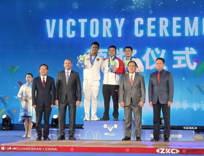 손현호(윗줄에서 가장 오른쪽)가 12일 중국 장산에서 열린 2025 아시아역도선수권 남자 81㎏급에서 합계 3위에 오른 뒤, 시상식에서 기념 촬영하고 있다. 사진=대한역도연맹 제공