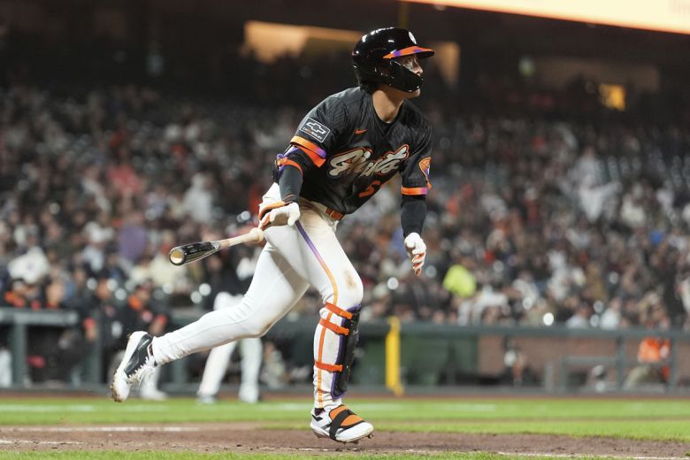 샌프란시스코 자이언츠의 이정후가 14일(한국 시간) 미 캘리포니아주 샌프란시스코의 오라클 파크에서 열린 2025 메이저리그 애리조나 다이아몬드백스와의 경기 8회 말 3점 홈런(시즌 5호)을 친 후 타구를 바라보고 있다. 사진=AP/뉴시스