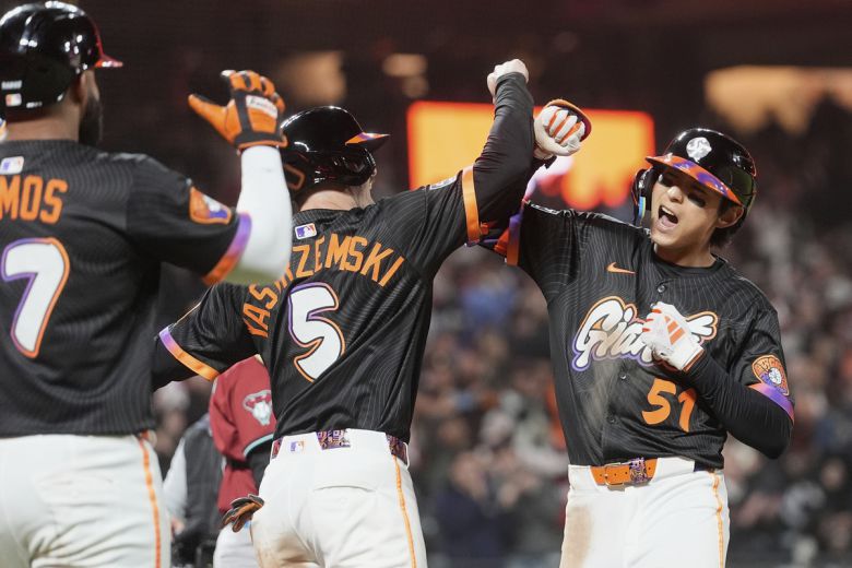 샌프란시스코 자이언츠의 이정후(오른쪽)가 14일(한국 시간) 미 캘리포니아주 샌프란시스코의 오라클 파크에서 열린 2025 메이저리그 애리조나 다이아몬드백스와의 경기 8회 말 3점 홈런(시즌 5호)을 친 뒤 홈에 들어와 동료들과 환호하고 있다. 사진=AP/뉴시스