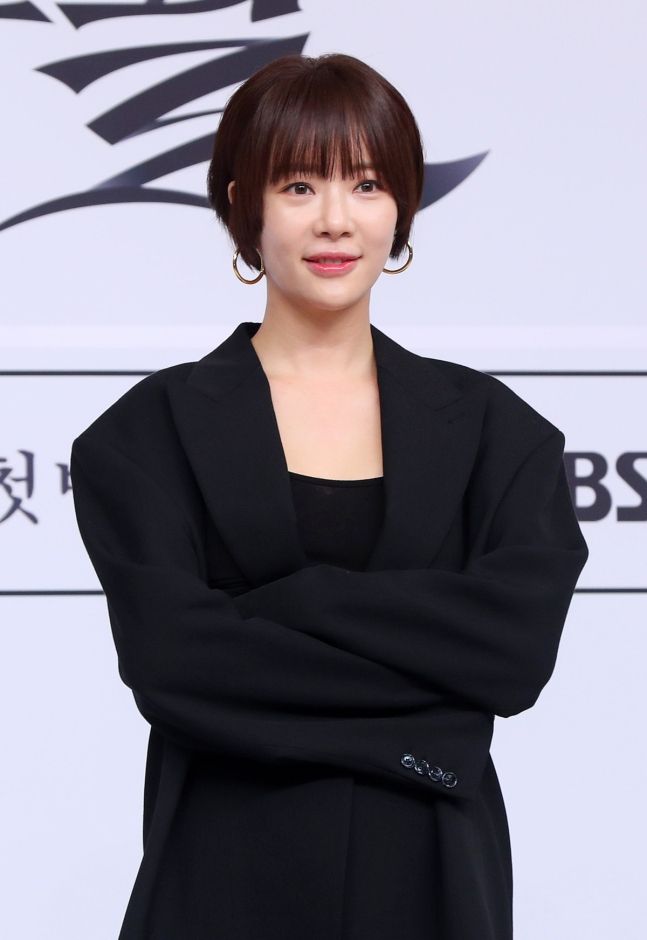 배우 황정음이 27일 오후 서울 양천구 목동 SBS에서 열린 SBS 새 금토드라마 ‘7인의 부활’ 제작발표회에서 포즈를 취하고 있다. 뉴시스 제공.