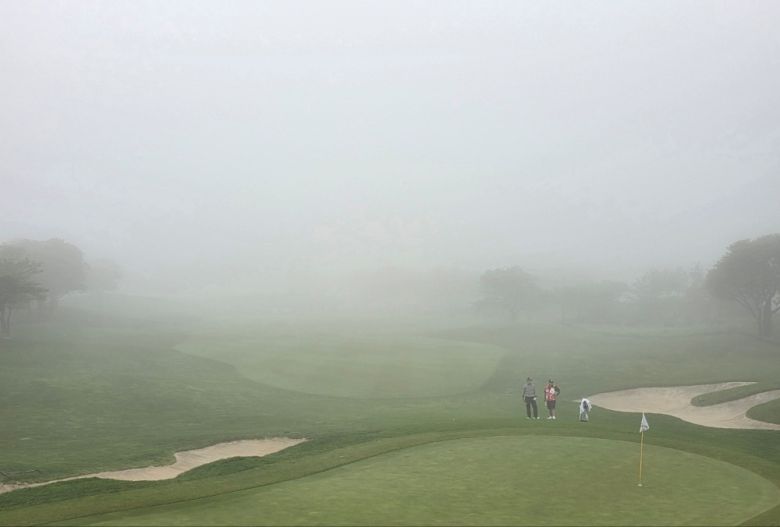 제주 서귀포 핀크스 골프클럽이 안개로 뒤덮여 있다. 사진=KPGA 제공