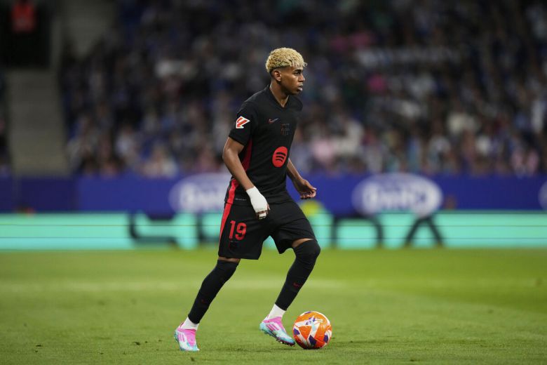 바르셀로나의 라민 야말이 드리블을 시도하고 있다. 사진=AP/뉴시스