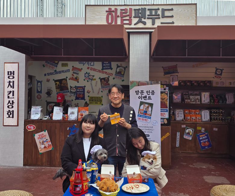하림 맥시칸 팝업에서 반려가족이 기념사진을 찍고 있다. 하림펫푸드 제공