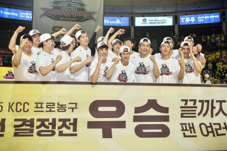 LG가 2024~2025 KCC 프로농구 챔피언결정전에서 창단 첫 우승을 차지했다. LG 선수들이 지난 17일 챔프 7차전에서 승리한 뒤 우승 세리머니를 하고 있다. 사진=KBL 제공
