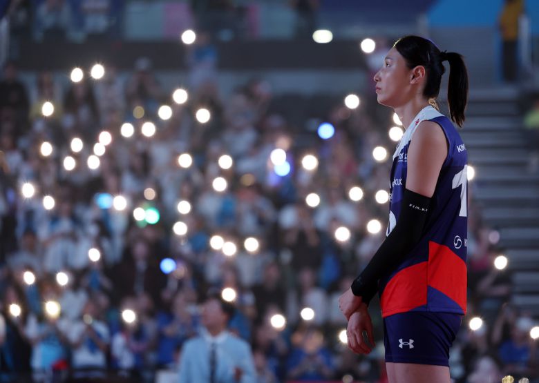 김연경이 18일 인천 부평구 삼산월드체육관에서 열린 KYK 인비테이셔널 2025 여자배구 세계 올스타전 팀 스타와 팀 월드의 경기에서 경기를 마친 영상을 보고 있다. 사진=뉴시스