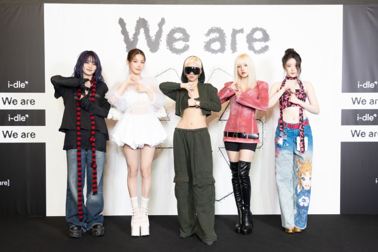 그룹 아이들이 19일 서울 강남 역삼동 조선 팰리스 서울 강남에서 열린 미니 8집 '위 아(We are)'의 쇼케이스에 참석해 포즈를 취하고 있다. 큐브엔터테인먼트 제공.