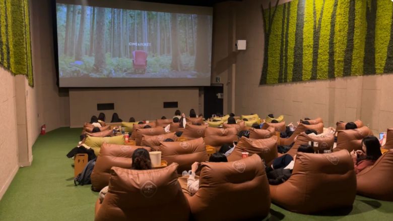 지난 1월 CGV강변 씨네앤포레에서 진행된 뜨개상영회 현장 모습이다. 사진=CGV 제공