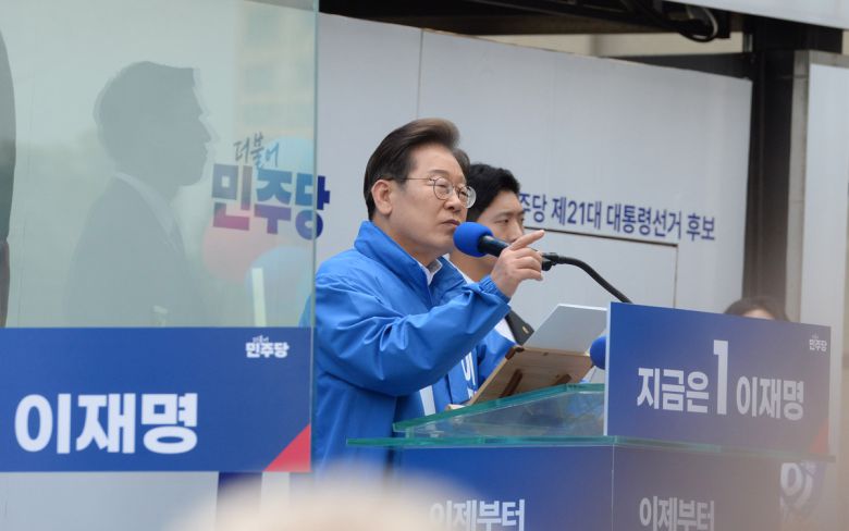 이재명 더불어민주당 대선 후보가 19일 서울 용산구 용산역 광장에서 열린 집중유세에서 지지를 호소하고 있다. 김용학 기자