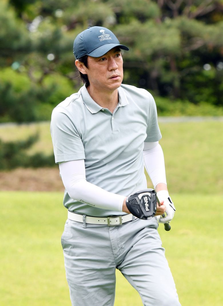 홍명보 한국 축구대표팀 감독이 19일 경기도 용인 코리아CC에서 열린 2025 축구인 골프대회에 참석해 걸어가고 있다. 사진=김두홍 기자