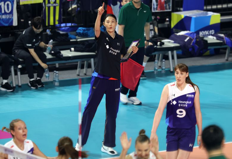 감독으로 변신한 김연경이 18일 오후 인천 부평구 삼산월드체육관에서 열린 KYK 인비테이셔널 2025 여자배구 세계 올스타전 팀 스타와 팀 월드의 경기에서 팀 스타 지휘봉을 잡고 작전지시를 하고 있다. 사진=뉴시스