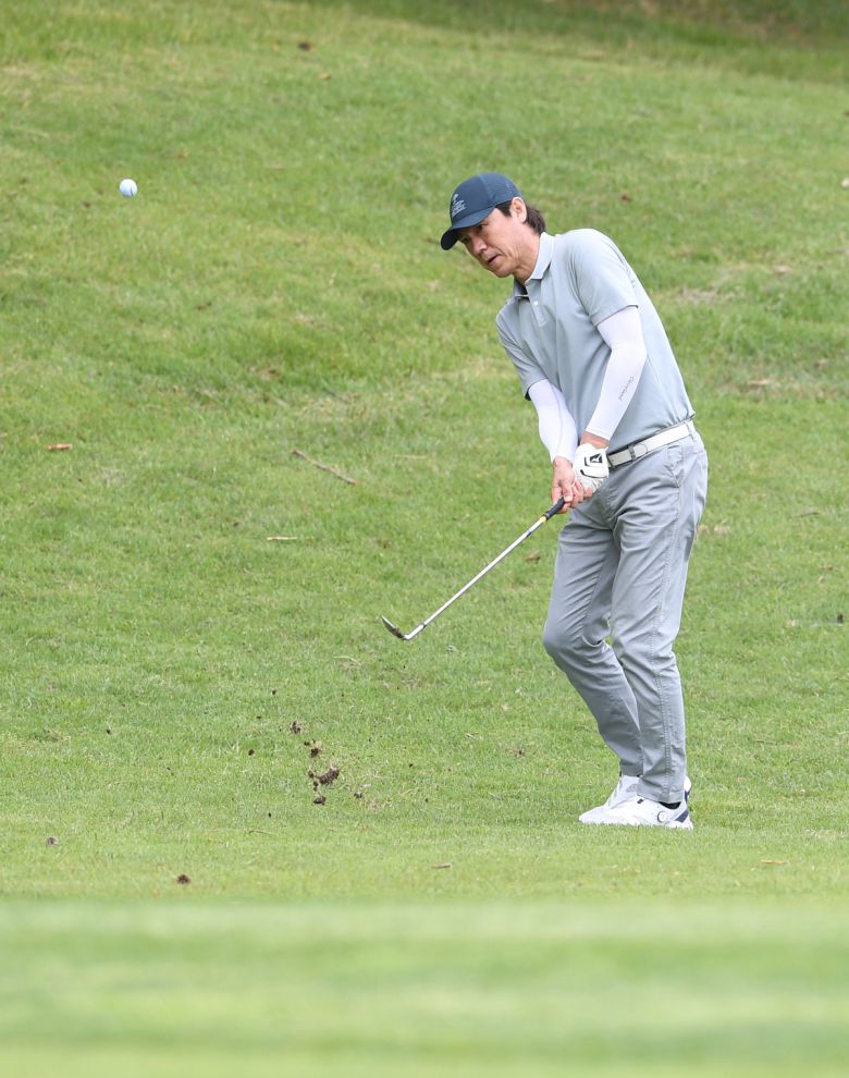 홍명보 한국 축구대표팀 감독이 19일 경기도 용인 코리아CC에서 열린 2025 축구인 골프대회에 참석해 스윙하고 있다. 사진=김두홍 기자