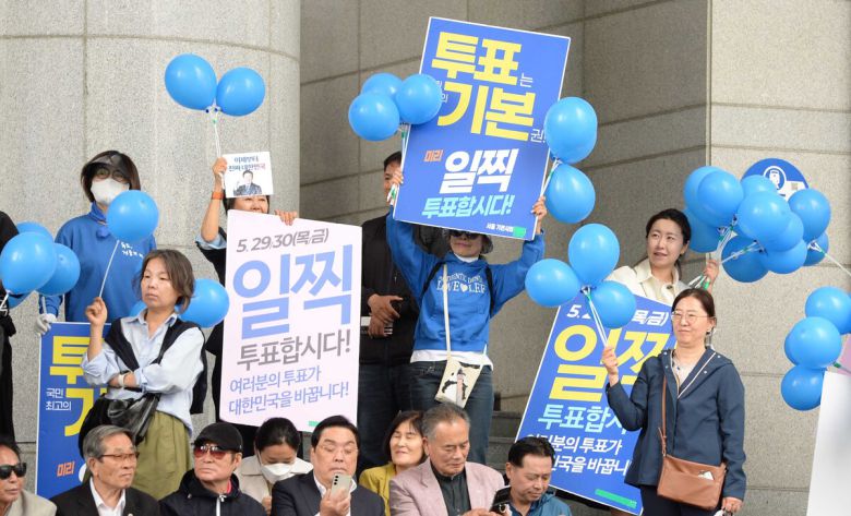 19일 서울 용산구 용산역 광장에서 열린 이배명 더불어민주당 대선 후보 집중유세에서 지지자들이 응원을 하고 있다. 김용학 기자