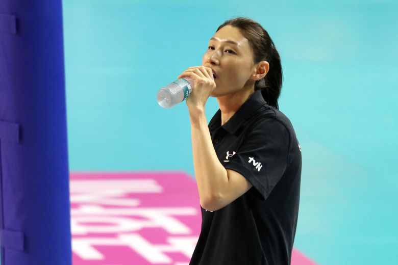 감독으로 변신한 김연경이 18일 오후 인천 부평구 삼산월드체육관에서 열린 KYK 인비테이셔널 2025 여자배구 세계 올스타전 팀 스타와 팀 월드의 경기에서 물을 마시고 있다. 사진=뉴시스
