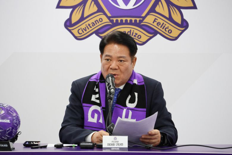 최대호 FC안양 구단주가 지난 20일 안양종합운동장에서 기자회견을 열고 취재진의 질문에 답변하고 있다. 사진=FC안양 제공