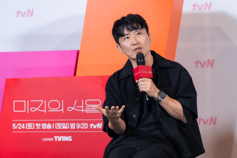 박신우 감독이 21일 오후 서울 영등포구 영등포CGV에서 tvN 새 드라마 ‘미지의 서울’ 제작발표회에 참석해 취재진의 질문에 답하고 있다. tvN 제공.