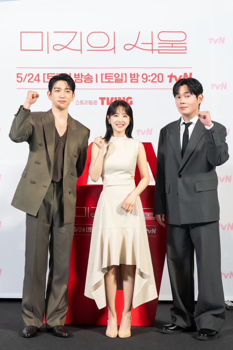 배우 박진영, 박보영, 류경수(왼쪽부터)가 21일 오후 서울 영등포구 영등포CGV에서 열린 tvN 새 드라마 ‘미지의 서울’ 제작발표회에 참석해 포즈를 취하고 있다. tvN 제공.