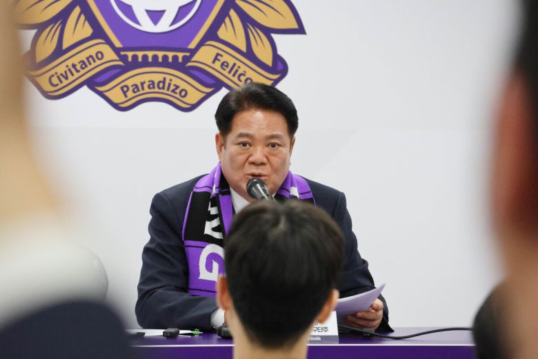 최대호 FC안양 구단주가 지난 20일 안양종합운동장에서 기자회견을 열고 취재진의 질문에 답변하고 있다. 사진=FC안양 제공