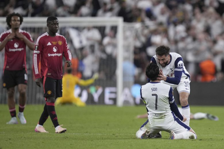 토트넘 손흥민이 22일 유로파리그 우승이 확정되자 기뻐하고 있다. 사진=AP/뉴시스