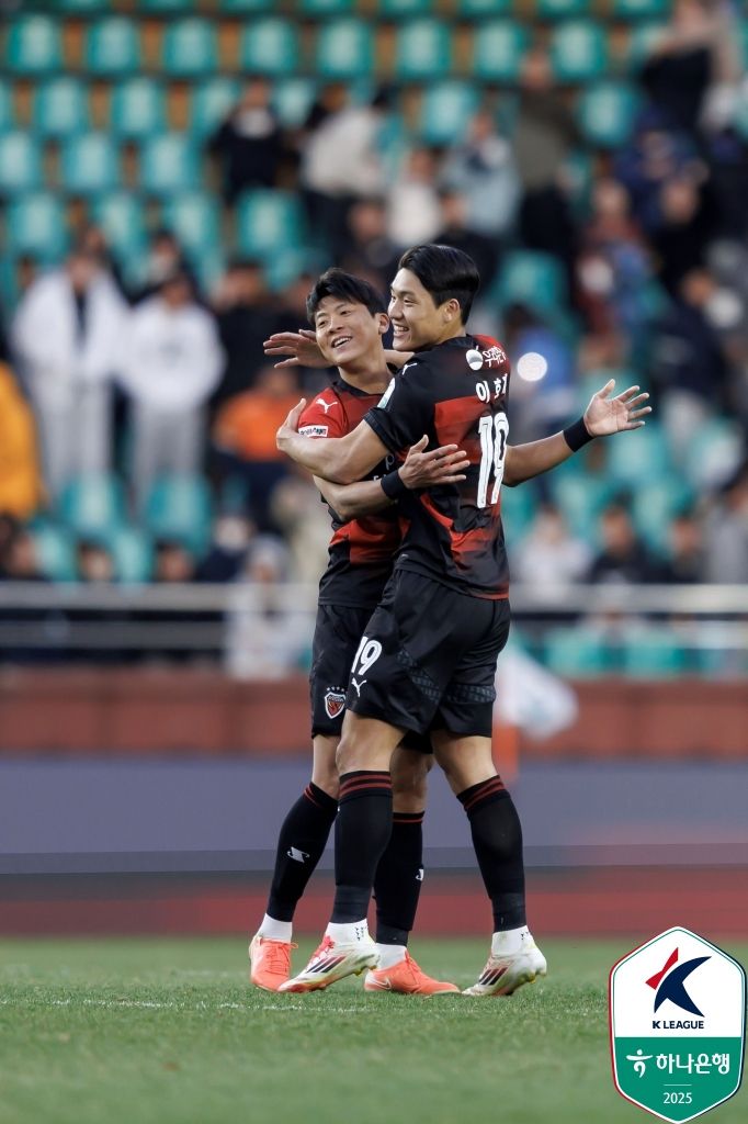 매 시즌 성장하고 있는 포항 스틸러스 이호재가 올 시즌 목표인 15골과 태극마크를 향해 나아간다. 지난 3월 울산HD전에서 전민광(왼쪽)과 함께 승리의 기쁨을 누리고 있다.  사진=한국프로축구연맹 제공
