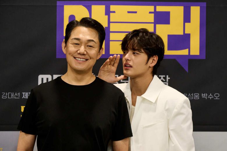 배우 박성웅와 박수오가 제작발표회에서 사진을 촬영하고 있다. MBC제공
