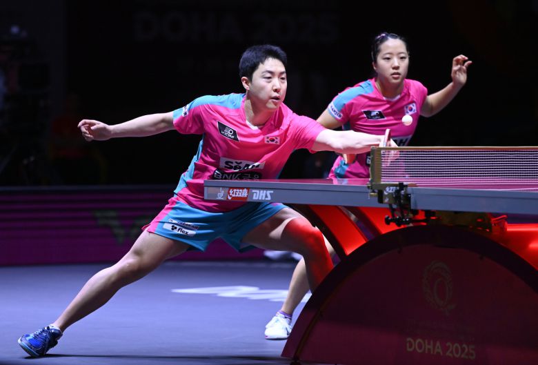 임종훈, 신유빈이 23일 카타르 도하 루사일 아레나에서 열린 2025 국제탁구연맹(ITTF) 세계선수권대회 혼합복식 4강 중국 쑨잉사 - 왕추친과 경기를 펼치고 있다. 사진=뉴시스