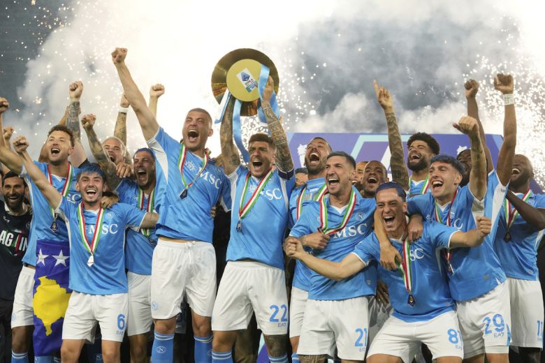 나폴리 선수단이 2024∼2025시즌 세리에A 우승을 차지한 후, 기쁨의 세리머니를 펼치고 있다. 사진=AP/뉴시스