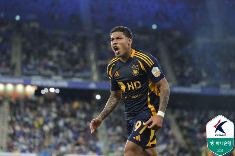 울산 에릭이 24일 울산 문수축구경기장에서 열린 김천 상무와의 홈 경기에서 득점을 한 이후 세리머니를 하고 있다. 사진=한국프로축구연맹 제공