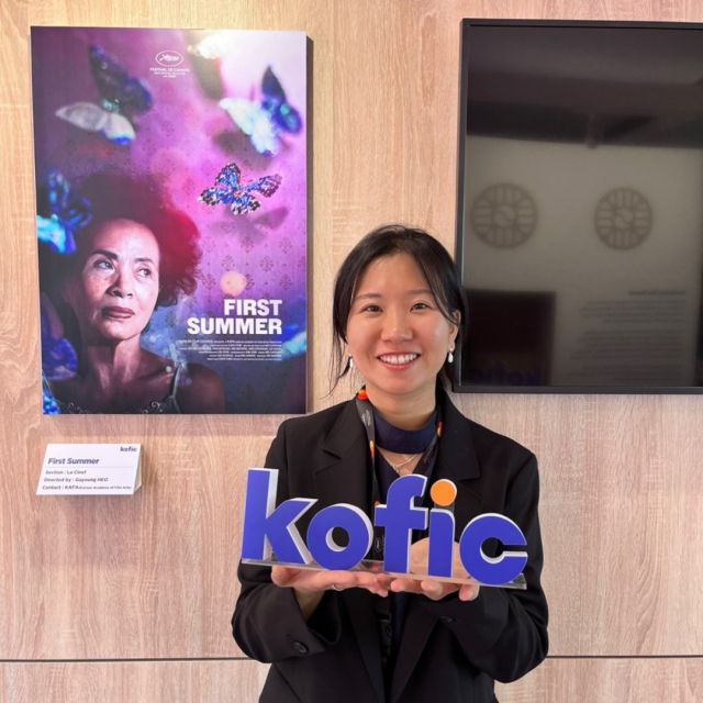 '첫여름'으로 제78회 칸국제영화제 학생 부문(La Cinef) 1등 상을 받은 허가영 감독이 공식 포스터 앞에서 포즈를 취하고 있다. 사진=영화진흥위원회