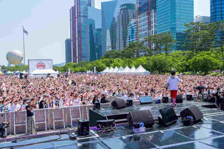 참가자들이 박명수 등장에 뜨거운 환호를 보내고 있다. [사진=쿠팡플레이]