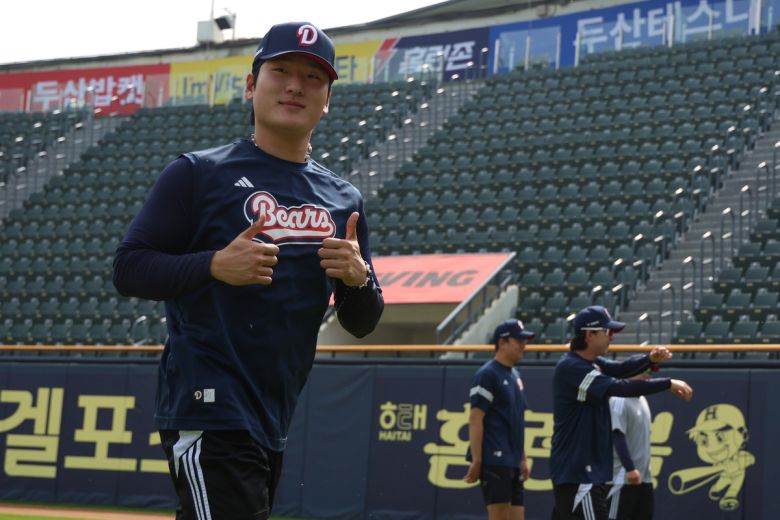 두산 곽빈이 훈련 도중 포즈를 취하고 있다. 사진=두산베어스 제공
