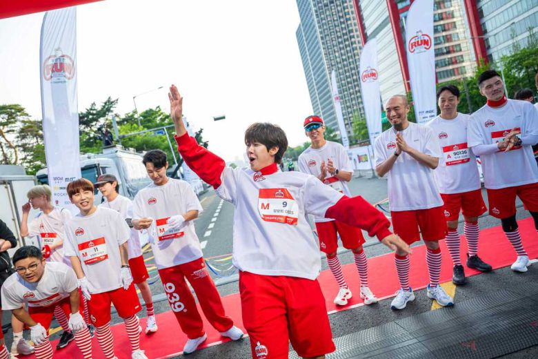 ‘무한도전 Run with 쿠팡플레이’에 등장한 (왼쪽부터) 조세호, 남창희, 전진, 광희, 션, 손상혁, 염기훈, 김영광. [사진=쿠팡플레이]