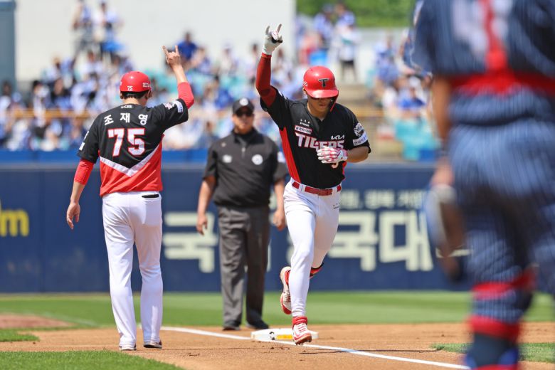 KIA 김도영이 지난 25일 대구 삼성전에서 시즌 7호 홈런을 터뜨린 후, 3루 베이스를 돌며 조재영 주루코치와 세리머니를 펼치고 있다. 사진=KIA타이거즈 제공