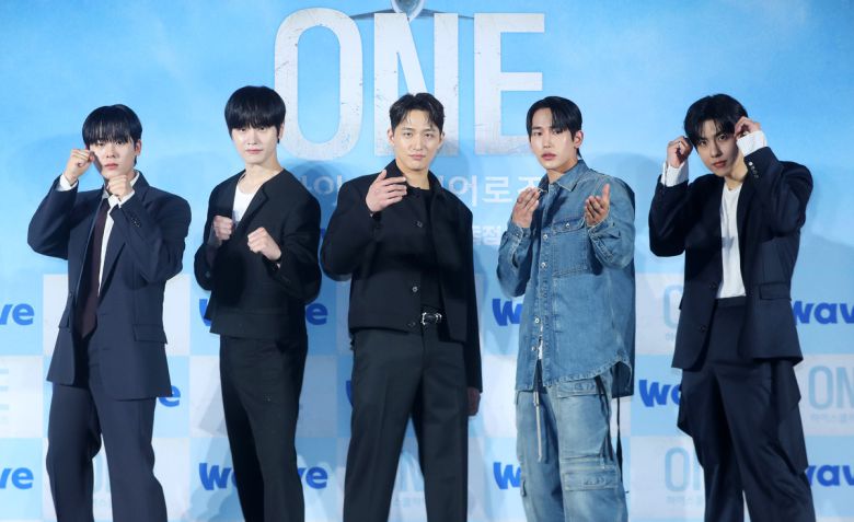 배우 이정하, 김도완, 유희제, 육준서, 임성균(왼쪽부터)이 28일 오전 서울 광진구 롯데시네마 건대입구에서 열린 드라마 'ONE 하이스쿨히어로즈' 제작발표회에서 포즈를 취하고 있다. 사진=뉴시스
