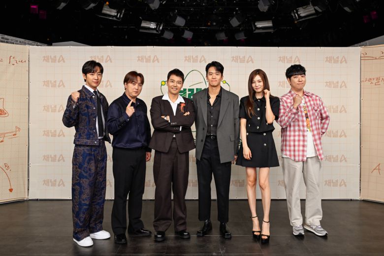 (왼쪽부터)이상엽, 황제성, 전현무, 하석진, 윤소희, 궤도가 제작발표회에서 기념 사진을 촬영하고 있다. 채널A 제공