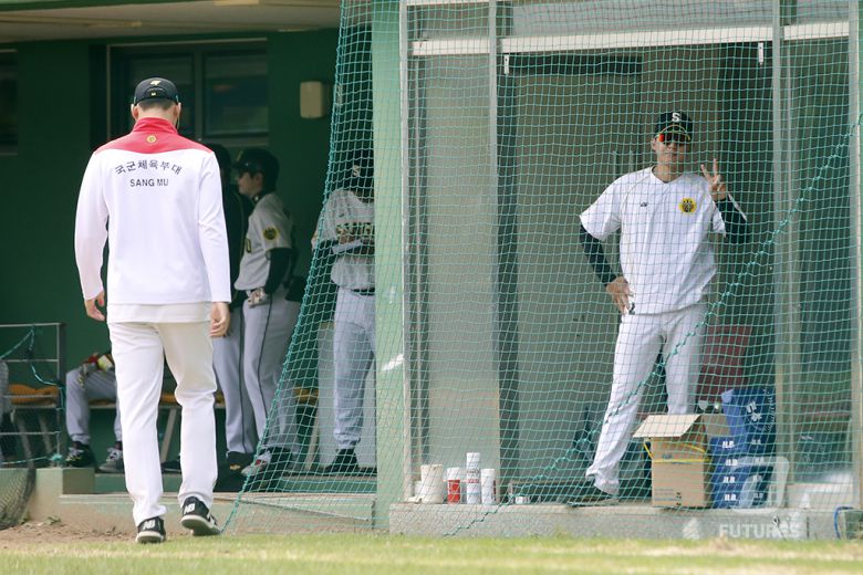 상무에서 군 복무 하고 있는 구창모(오른쪽)가 카메라를 앞에 두고 포즈를 취하고 있다. 사진=NC다이노스 제공
