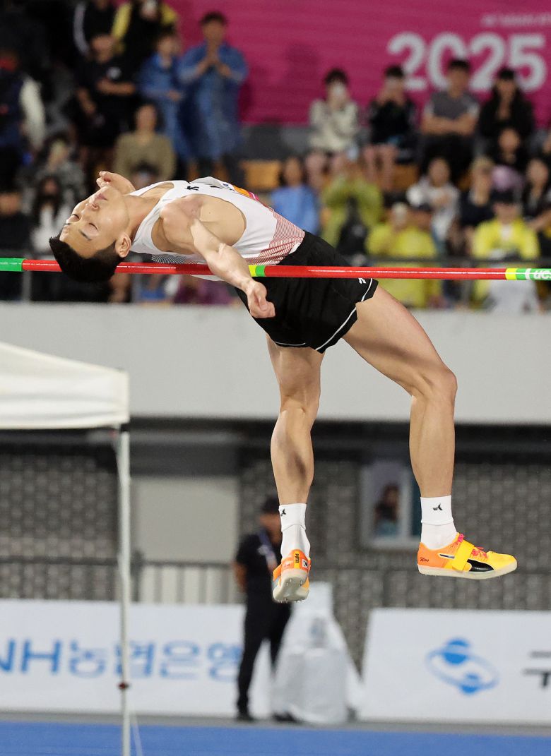 사진=뉴시스/ 우상혁(용인시청)이 29일 경북 구미시민운동장에서 열린 2025 구미아시아육상선수권대회 높이뛰기 결선 2m23 1차시기 점프에 성공하고 있다.