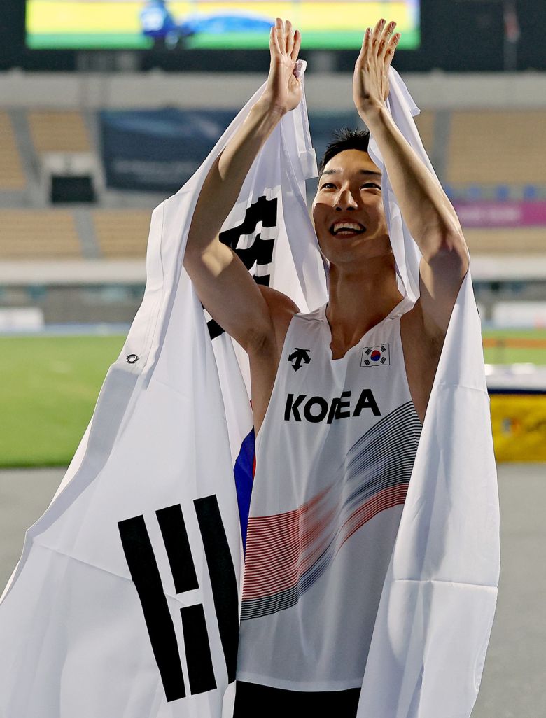 사진=뉴시스 / 우상혁(용인시청)이 29일 오후 경북 구미시민운동장에서 열린 2025 구미아시아육상선수권대회 높이뛰기 결선에서 2m29 기록으로 우승 확정 후 태극기를 두르고 기뻐하고 있다.