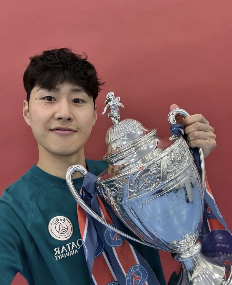 이강인이 트로피를 들고 미소 짓고 있다. 사진=SNS 캡처